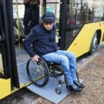 Человек на инвалидной коляске тестирует пандус в автобусе