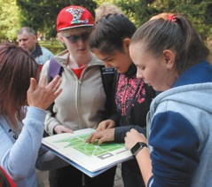Группа людей смотрит на карту города