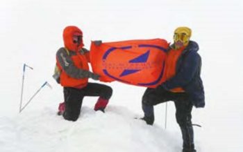 Лыжники на вершине горы Ослянка с флагом клуба