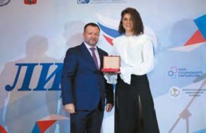 Президент Фонда «Лидер» Дмитрий Петров вручает награду Анне Крившиной