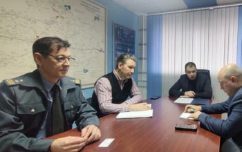 В кабинете сидит в центре стола Илгар Вагифович Алиев на рабочей встрече